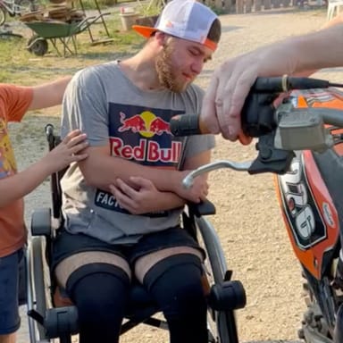 Aider jeremy à remonter de nouveau sur une moto