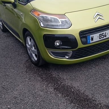 Une voiture d'urgence.