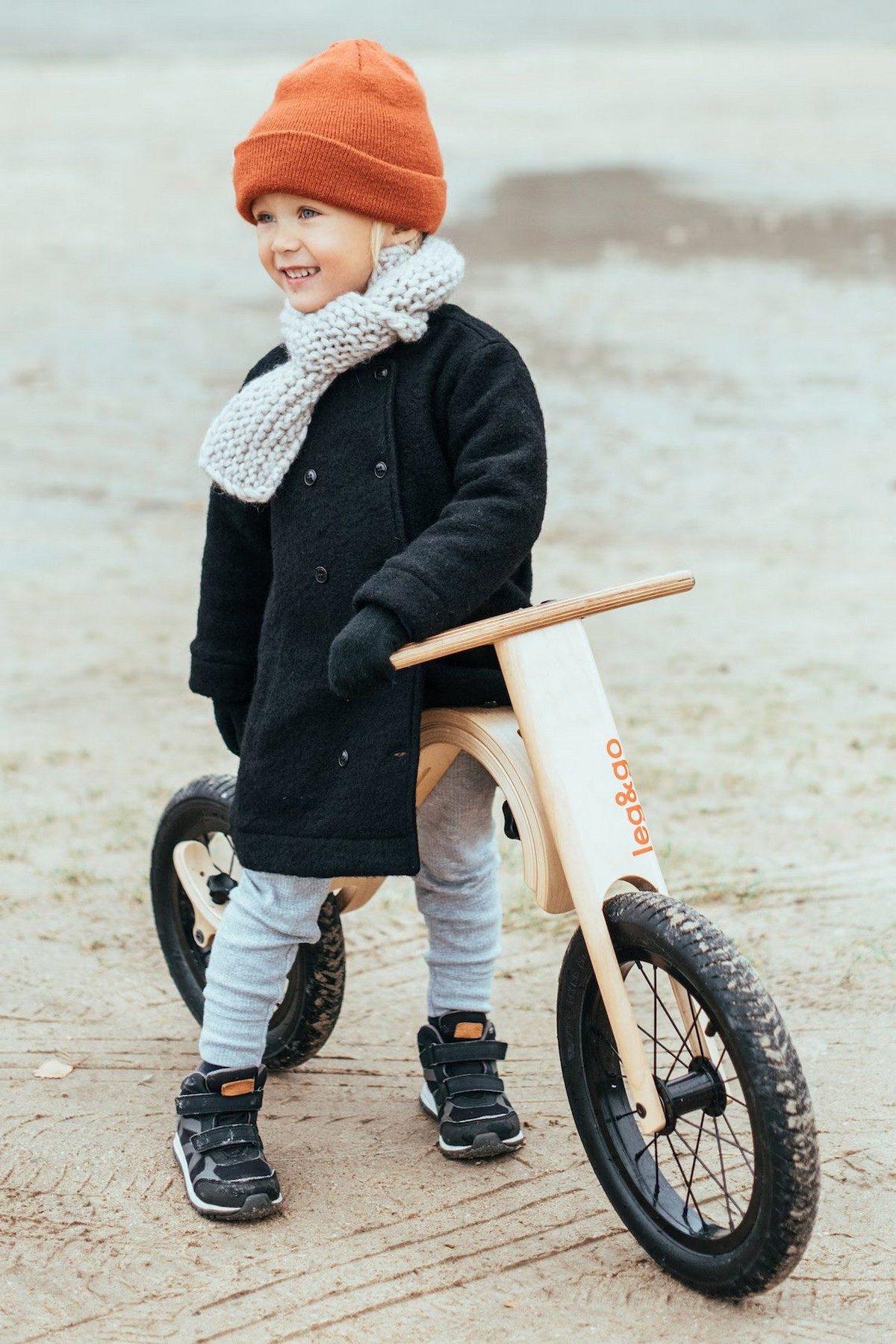 This article explains what a balance bike is and how it differs from a regular bike. It outlines the benefits of using a balance bike for young children, the suitable age for using it, how it helps children learn how to balance, and the different types of balance bikes available on the market. By choosing the right balance bike, parents can help their children develop the skills and confidence they need to transition to a regular pedal bike with ease.