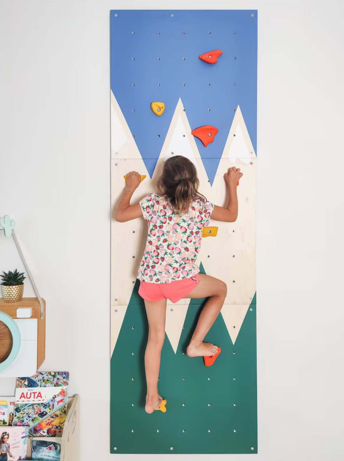 Discover how to make climbing a fun and safe activity for children of different ages and abilities. Learn tips for choosing an appropriate climbing facility, providing proper safety equipment, teaching climbing techniques, and setting realistic goals. By following these strategies, parents can help ensure that climbing promotes physical and cognitive development while also remaining a fun and engaging activity for their children.