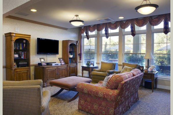 Sunrise of Woodland Hills 63124_SunriseofWoodlandHills_WoodlandHills_CA_Sitting2Small