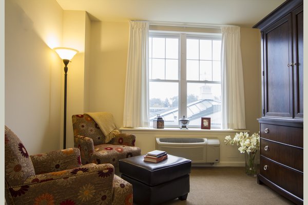 Sunrise Assisted Living of Bloomfield Hills 63329_SunriseofBloomfieldHills_BloomfieldHills_MI_AptSitting