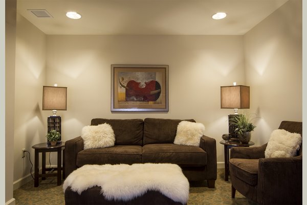Sunrise Assisted Living of Bloomfield Hills 63329_SunriseofBloomfieldHills_BloomfieldHills_MI_Sitting
