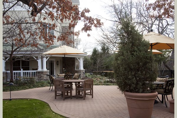 Sunrise at Hillcrest 63107_SunriseofHillcrest_Dallas_TX_ExteriorPorchsmall