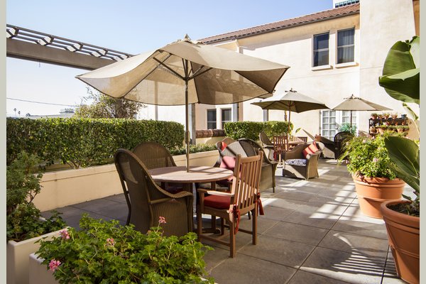 Sunrise of Santa Monica 63212_SunriseofSantaMonica_SantaMonica_CA_ExteriorPorch2