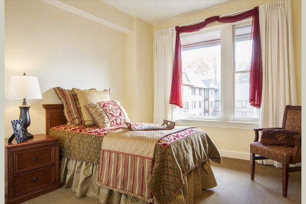 Fox Hill 65010_SunriseofFoxHill_Bethesda_MD_AptBed