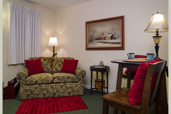 Sunrise Senior Living of Newtown Square 63122_SunriseofNewtownSquare_NewtownSquare_PA_AptSitting