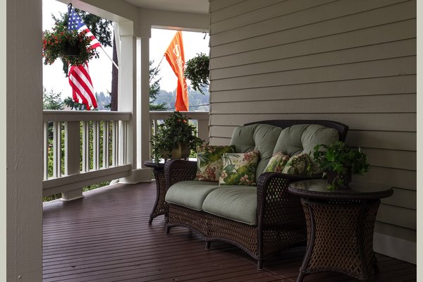 Sunrise of Mercer Island 63055_SunriseofMercerIsland_MercerIsland_WA_ExteriorPorch