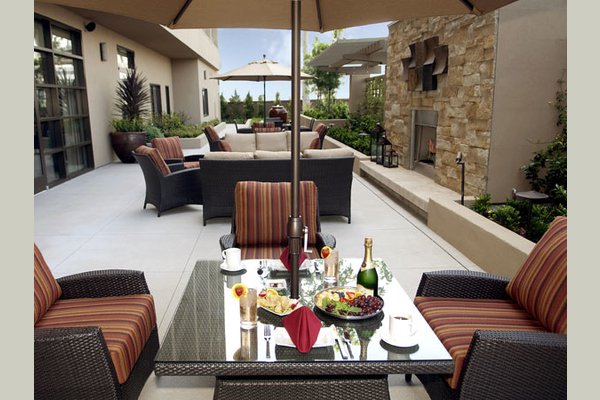 Vintage Burbank assisted-living-burbank-california-patio