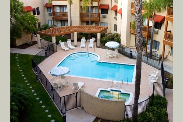Las Palmas senior-living-community-pool-laguna-woods-92637