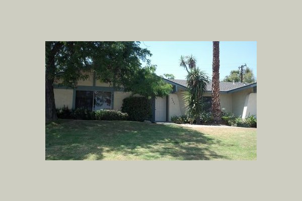 This is the front yard. We are located on a quiet cul-de-sac.