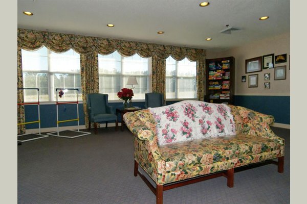 Elmcroft of Pocahontas 4-sitting-room1