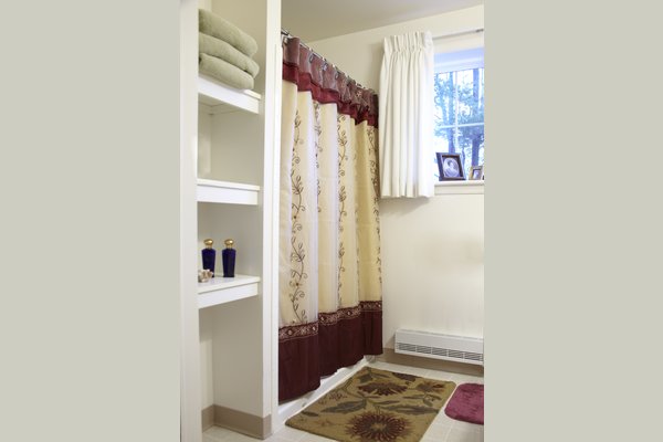 Sunrise of Willowbrook 63194_SunriseofWillowbrook_Willowbrook_Il_AptBath