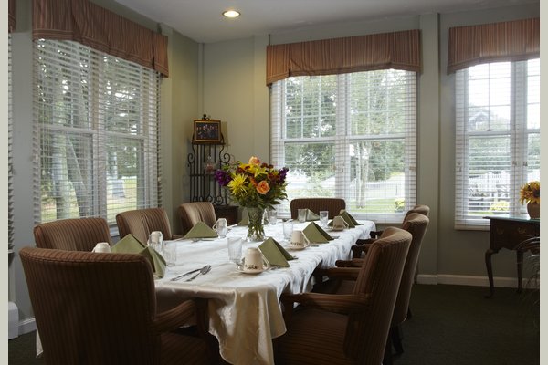 Sunrise At Gardner Park 63106_SunriseatGardnerPark_Peabody_MA_Dining