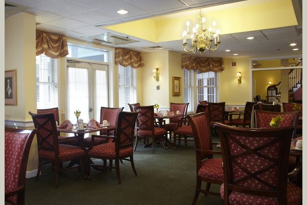 Sunrise At Gardner Park 63106_SunriseatGardnerPark_Peabody_MA_Dining2