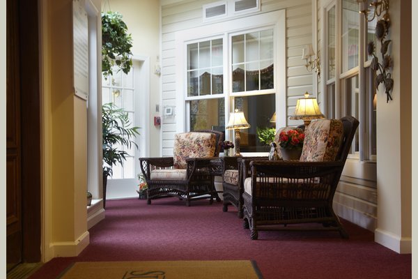 Sunrise of Lynnfield 63199_SunriseofLynnfield_Lynnfield_MA_ExteriorPorch