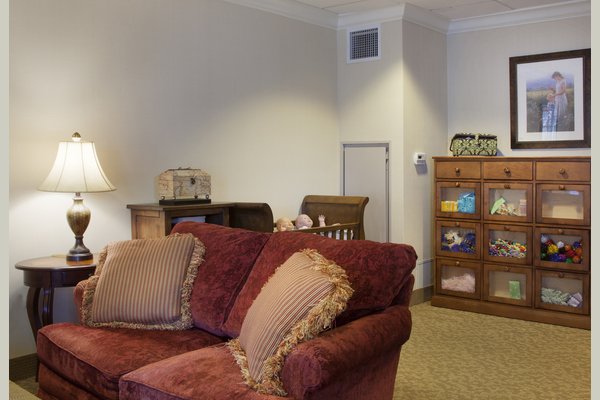 Brighton Gardens of Winston-Salem 62060_BrightonGardensofWinstonSalem_Winston-Salem_NC_ReminisenceSitting