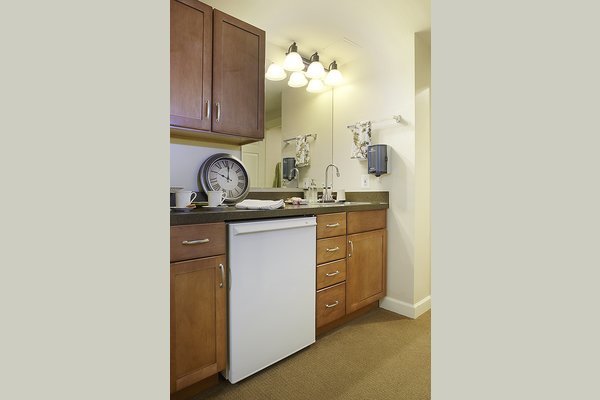 Sunrise of Falls Church 63057_SunriseofFallsChurch_Falls_Church_VA_AptKitchen
