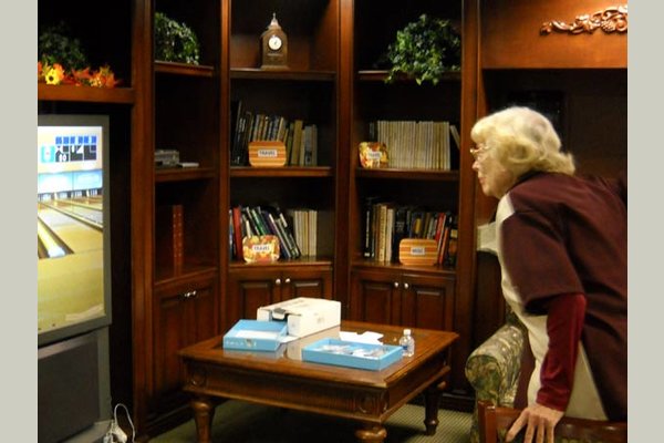 Vintage Cerritos vintage-senior-living-resident-wii