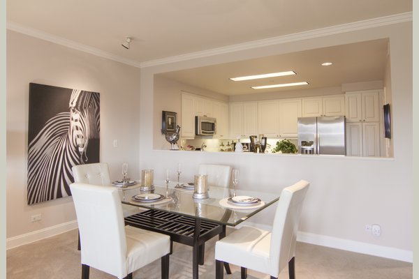 Stratford 60063_TheStratford_SanMateo_CA_AptDining