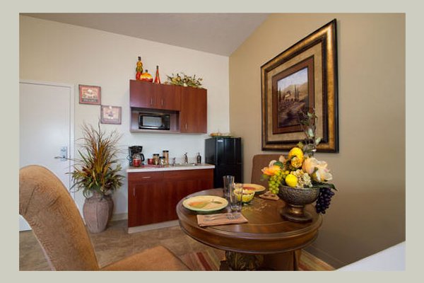 Emeritus at Long Cove Pointe One-Bed-Kitchenette_Dining-