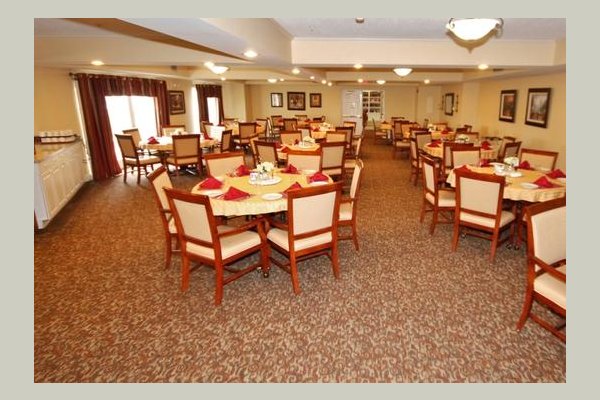 Emeritus at Orchard Glen dining%25204