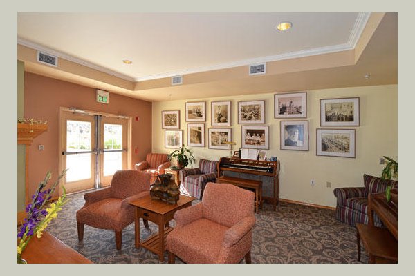 Emeritus at Englewood Heights UTM8KV_still_coar