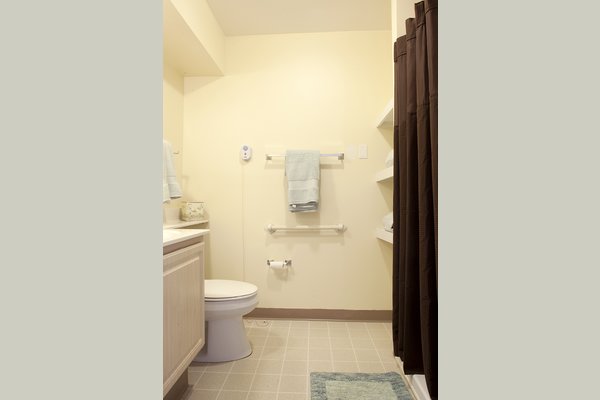 Sunrise of Smithtown   63127_SunriseofSmithtown_Smithtown_NY_AptBathsmall