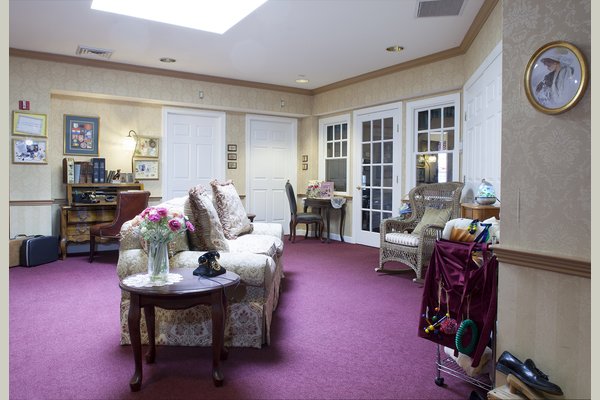 Sunrise Senior Living of Abington 63170_SunriseofAbington_Abington_PA_ReminisenceSittingsmall