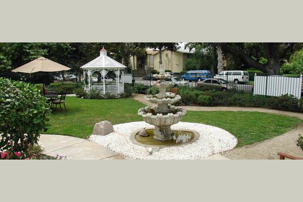 Silverado Senior Living -The Huntington the-huntington-courtyard-1
