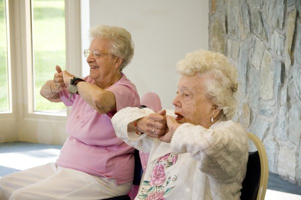 At Cedar Bay, the emphasis is on an active, engaged lifestyle where residents choose among dozens of daily activities. A restorative therapy program is among many therapeutic offerings. 