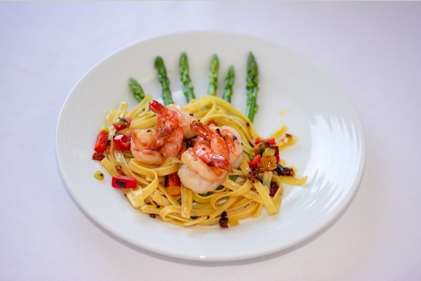 Enjoy great dining at Ashley Pointe. A variety of delectable and nutritious dining choices are prepared daily by our chefs who use only the freshest ingredients.