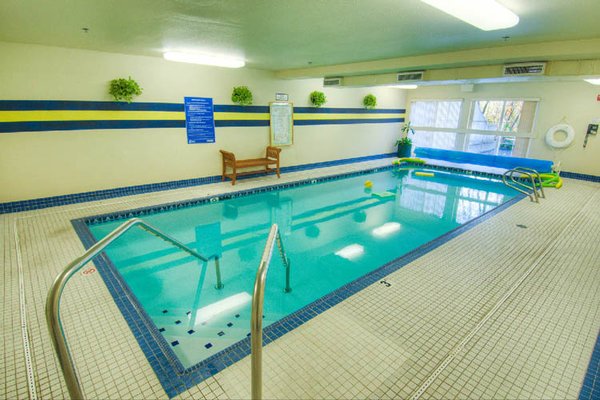 Chateau Pacific swimming-pool-at-senior-living-in-lynnwood