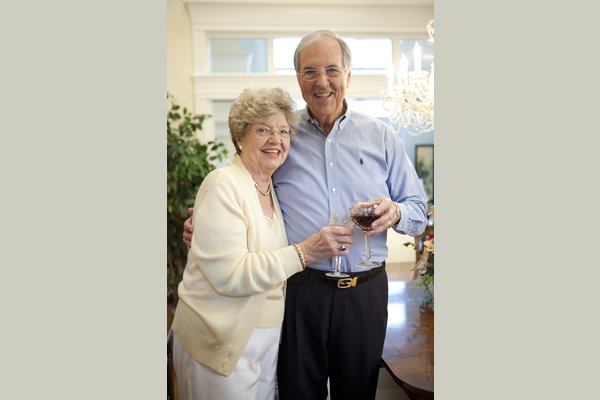 The Garlands of Barrington Wine Glass Couple