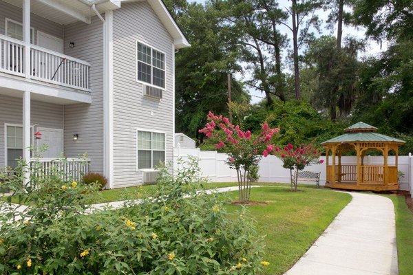 Summer Breeze Senior Living Summer Breeze 9 Courtyard