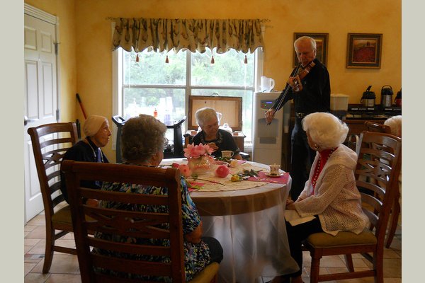 Sodalis Elder Living in Garden Ridge violinist at table