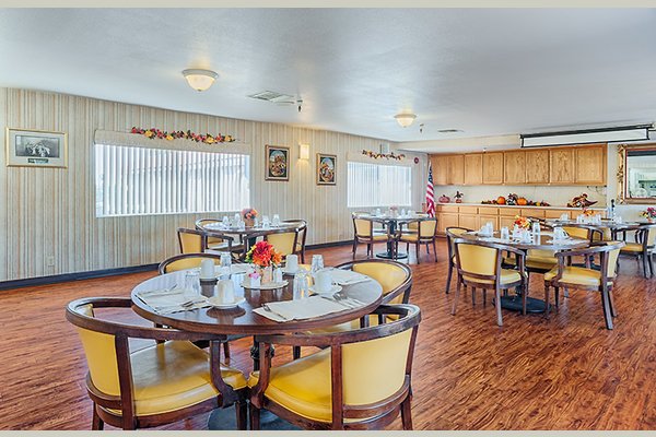 Vista Montana Senior Living 155-175-N.-Girard-St.,-Hemet-Dining-Room