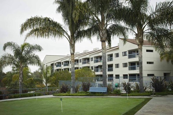 Regents Point putting-green-at-senior-living-in-irvine