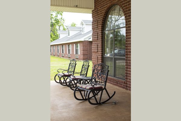 Legend Healthcare and Rehabilitation - Paris - Exterior Building and Rocking Chairs