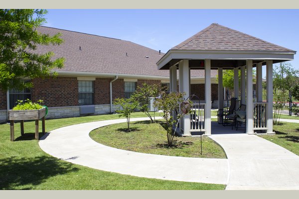 Legend Oaks Healthcare And Rehabilitation - Ennis - Courtyard
