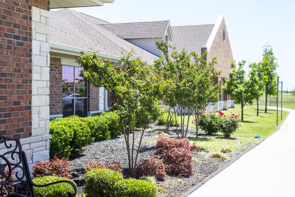 Legend Oaks Healthcare And Rehabilitation - Ennis - Exterior Garden
