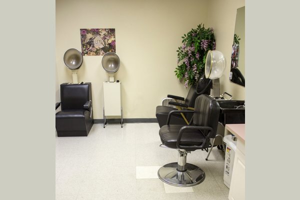 Legend Oaks Healthcare And Rehabilitation - Gladewater - Salon