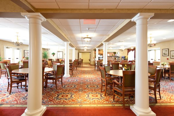 Country Meadows residents enjoy restaurant-style dining in elegant dining rooms. Resident-led committees meet with our chef and dining team to plan menus and special events as well as provide feedback. 