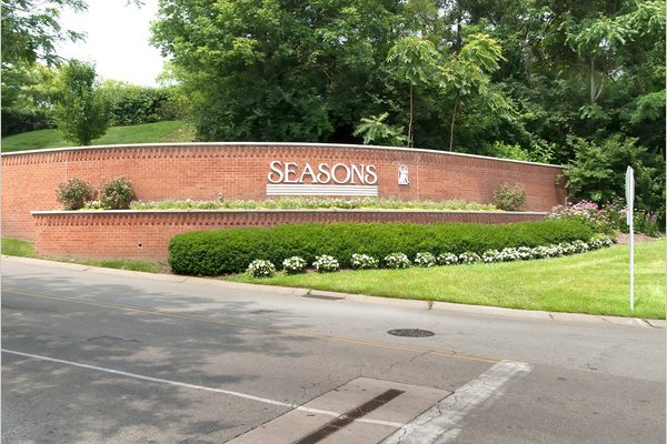 Seasons Courtyard 133374