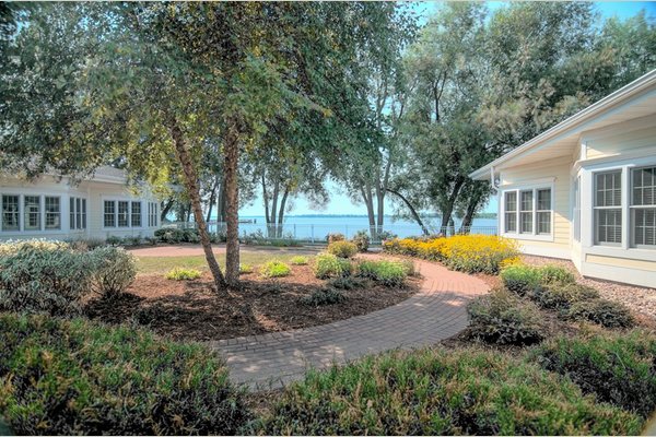 Lakeshore Manor 132934