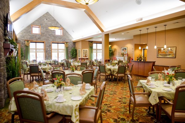 Country Meadows residents enjoy restaurant-style dining in elegant dining rooms. Resident-led committees meet with our chef and dining team to plan menus and special events as well as provide feedback.