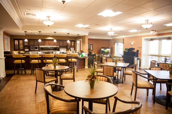 A bistro offers residents, co-workers and guests an ideal location for treating guests to lunch, catching up with neighbors or enjoying a quiet moment with a light meal and a good book. Our dining team prepares hearty soups, fresh salads, burgers, build-your-own sandwiches, grilled specialties and delicious sides, even breakfast entrees. 