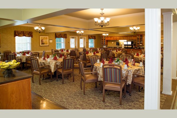 Country Meadows residents enjoy restaurant-style dining in elegant dining rooms. Resident-led committees meet with our chef and dining team to plan menus and special events as well as provide feedback. 
