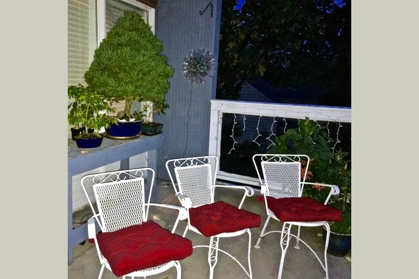 A place to enjoy the evening dew. 