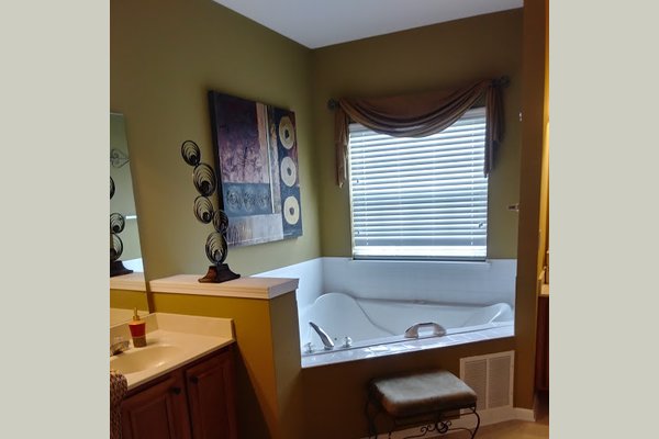 Spacious jacuzzi tub in the master suite on the main
